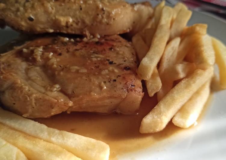 Costeleta de Cerdo con Papas Fritas rebozadas en un jarabe de Mostaza a la miel con vino