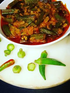 मसाला दही भेंडी (masala dahi bhendi recipe in marathi) रेसिपी चे मुख्य फोटो