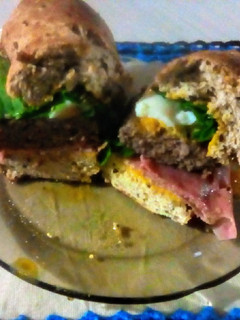 Una foto de Sándwich argentino 🇦🇷 en pan integral con semillas