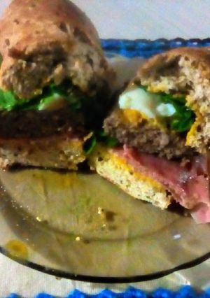 Una foto de Sándwich argentino 🇦🇷 en pan integral con semillas