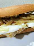 Bocadillo de lomo con queso, cebolla y ajoaceite