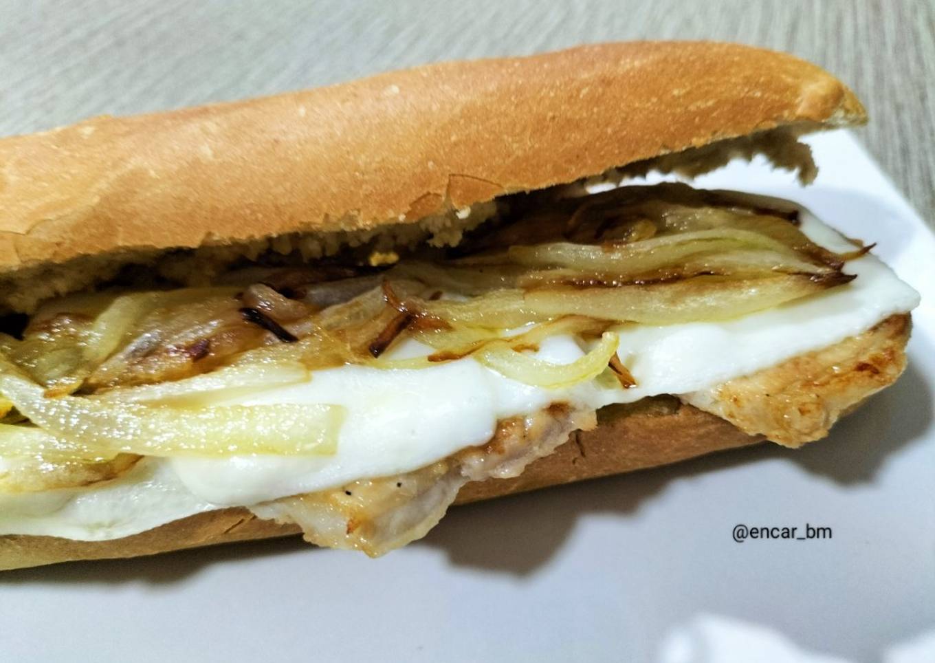 Bocadillo de lomo con queso, cebolla y ajoaceite
