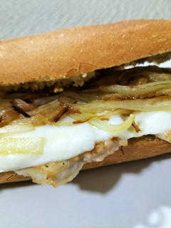 Una foto de Bocadillo de lomo con queso, cebolla y ajoaceite