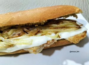 Una foto de Bocadillo de lomo con queso, cebolla y ajoaceite