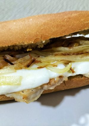 Una foto de Bocadillo de lomo con queso, cebolla y ajoaceite