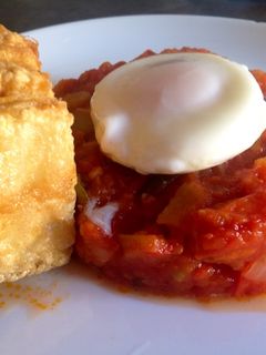 Una foto de Pisto manchego con bacalao y huevo
