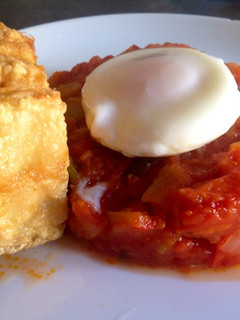 Una foto de Pisto manchego con bacalao y huevo