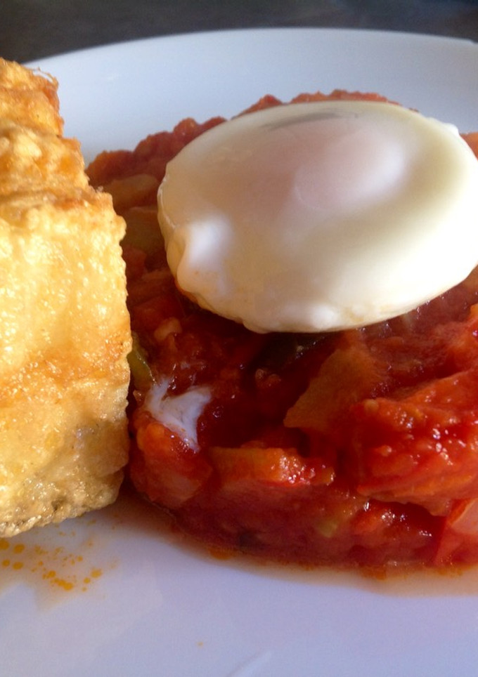Una foto de Pisto manchego con bacalao y huevo