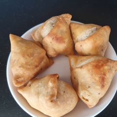 A picture of Ayushi style aloo samosa.