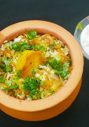 A picture of Aloo dum biryani.