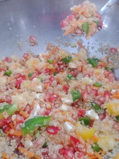 Una foto de Ensalada de quinoa, verduras y fruta