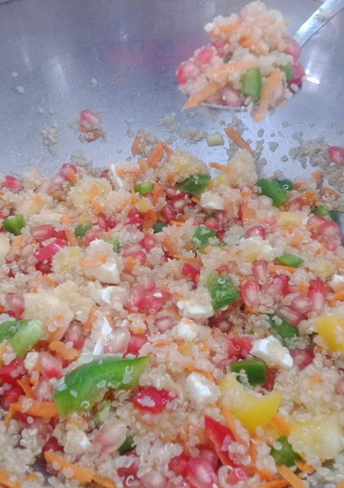 Una foto de Ensalada de quinoa, verduras y fruta