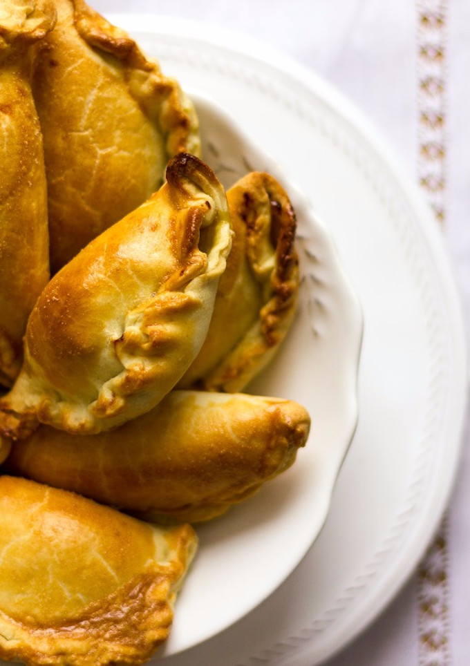 Una foto de Empanadillas de bacalao con pasas