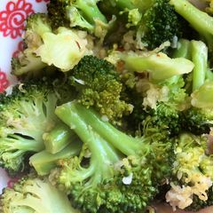 A picture of Garlic & white wine sauce for vegetables.