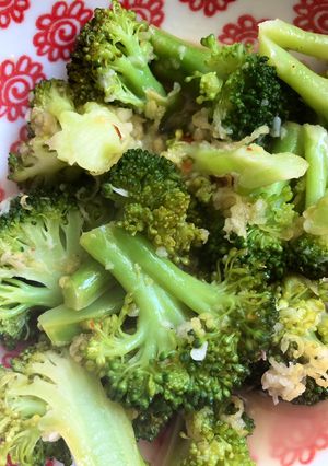 A picture of Garlic & white wine sauce for vegetables.