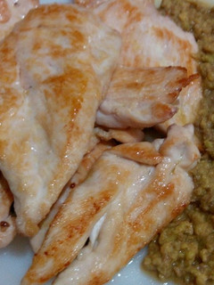 Una foto de Pechuga de pollo con salsa de aguacate con limón