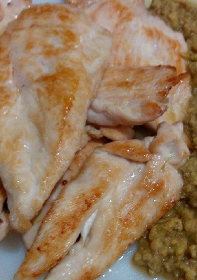 Una foto de Pechuga de pollo con salsa de aguacate con limón