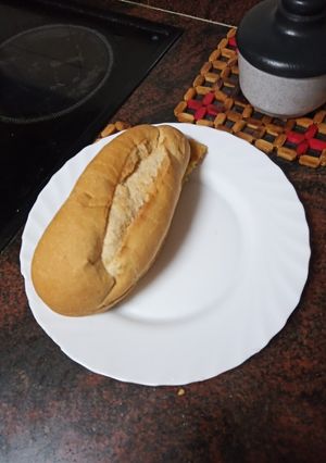 Una foto de Bocadillo de tortilla de papas de paquete y jamón serrano