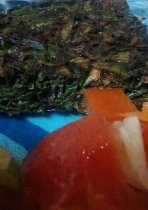 Una foto de Tortilla con hojas de remolacha