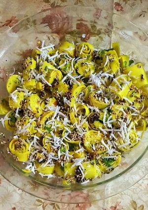 A picture of Fhesh coconut patudi (khandavi).