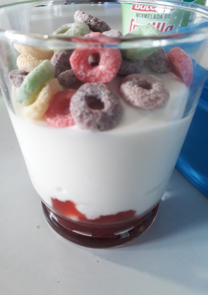 Una foto de Yogur casero 😋 sin yogutera