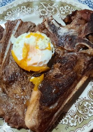Una foto de Huevo al microondas con bife a la chapa