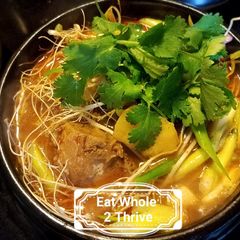 A picture of Gamjatang (Korean Pork Potato Soup) 韩式猪骨土豆汤.