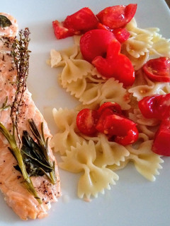 Una foto de Salmón en papillot con finas hierbas y ensalada de pasta y cherrys
