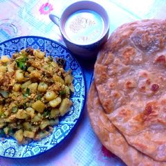 A picture of Aloo anday.
