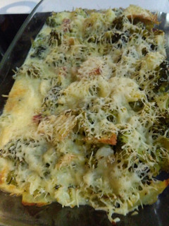 Una foto de Brócoli, patata y jamón gratinados