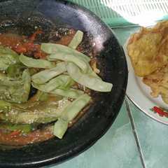 A picture of Sambal Terasi Penyet Terong dan Koro + Tempe Menjes Kriuk.