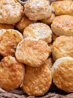 Sütőporos sajtos, szezámmagos pogácsa 🧀🥣 recept fotója
