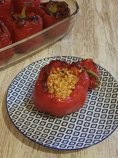 Una foto de Pimientos asados rellenos de tofu y verduras