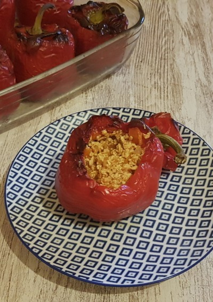 Una foto de Pimientos asados rellenos de tofu y verduras
