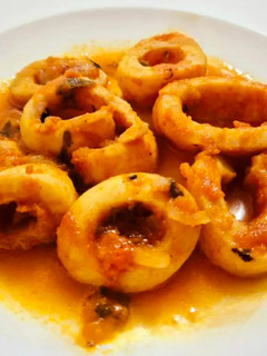 Una foto de Calamares en tomate