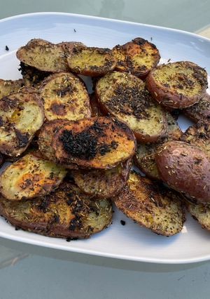 Une photo de Pommes de terre rouges à l'ail rose et herbes de Provence