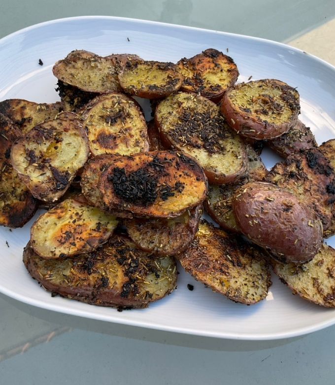 Une photo de Pommes de terre rouges à l'ail rose et herbes de Provence