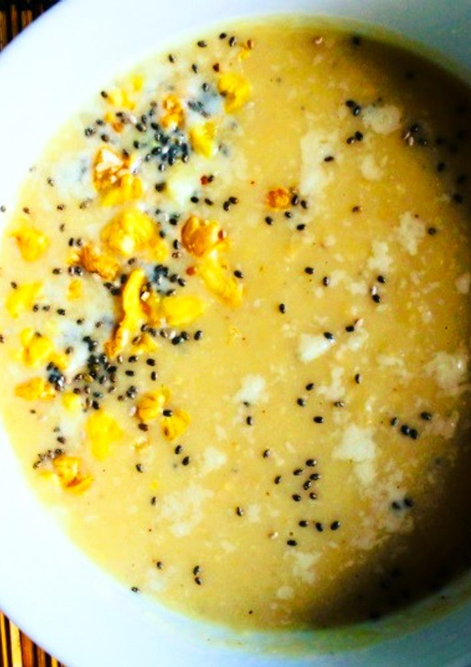 Una foto de Crema de puerro, nueces y parmesano