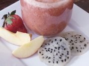 Una foto de licuado frutillas y manzana