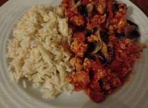 Une photo de Riz Thaï avec Son Poulet aux Légumes Sauce Tomate et Paprika