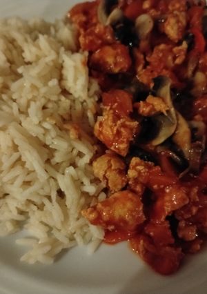 Une photo de Riz Thaï avec Son Poulet aux Légumes Sauce Tomate et Paprika