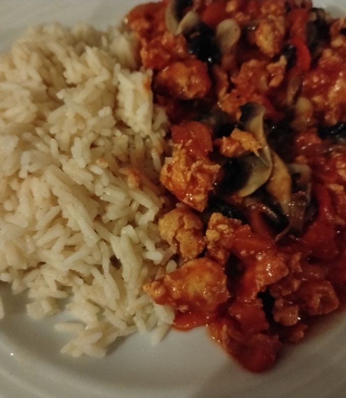 Une photo de Riz Thaï avec Son Poulet aux Légumes Sauce Tomate et Paprika