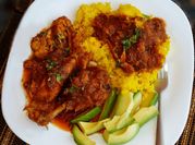 Una foto de pollo en achiote con arroz