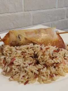 Una foto de Arroz basmati con rollito de pasta brick