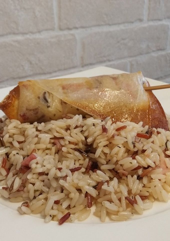 Una foto de Arroz basmati con rollito de pasta brick