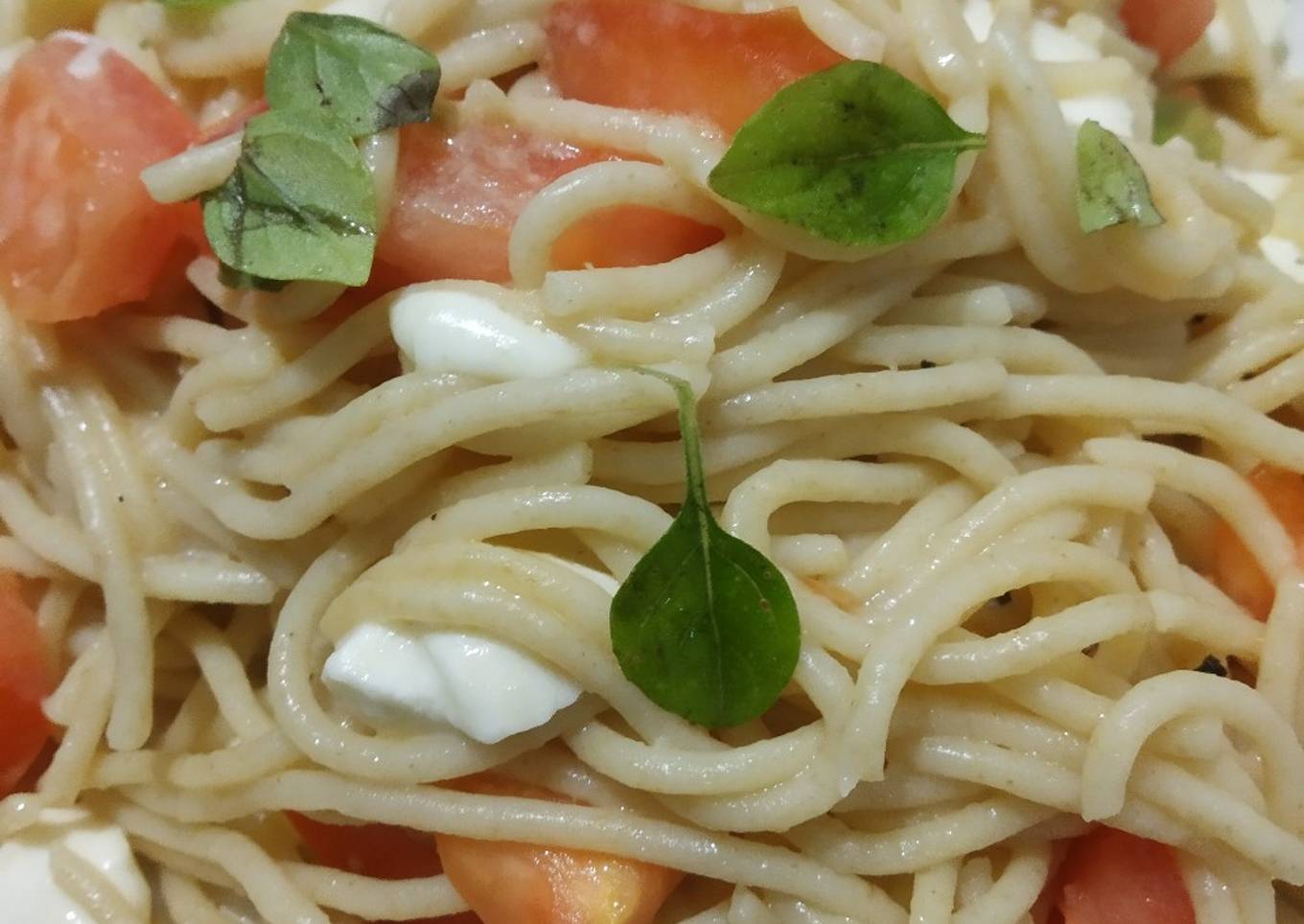 Spaghetti con tomate y mozzarella