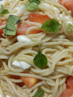 Una foto de Spaghetti con tomate y mozzarella