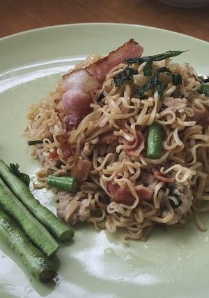 รูปของ มาม่าผัดกระเพราเบคอนหมูสับ