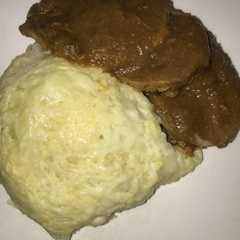 A picture of Carne en posta agridulce con puré semi gratinado.