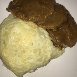 Carne en posta agridulce con puré semi gratinado